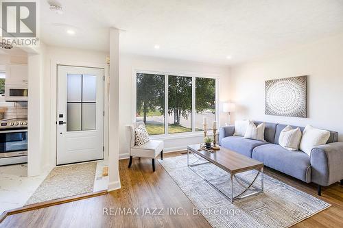 410 Elizabeth Street, Oshawa (Mclaughlin), ON - Indoor Photo Showing Living Room