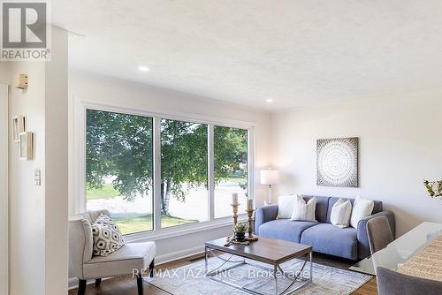 410 Elizabeth Street, Oshawa (Mclaughlin), ON - Indoor Photo Showing Living Room