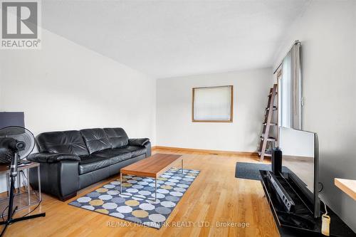 20 Irmac Court, Toronto (Lambton Baby Point), ON - Indoor Photo Showing Living Room