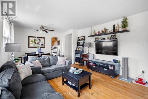 20 Irmac Court, Toronto, ON - Indoor Photo Showing Living Room