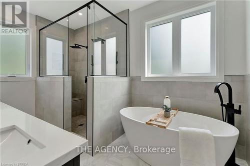 16 St Ladislaus Street, Norfolk, ON - Indoor Photo Showing Bathroom