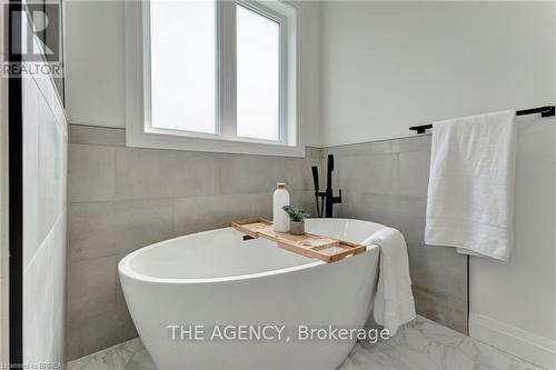 16 St Ladislaus Street, Norfolk, ON - Indoor Photo Showing Bathroom