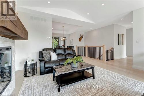 16 St Ladislaus Street, Norfolk, ON - Indoor Photo Showing Living Room