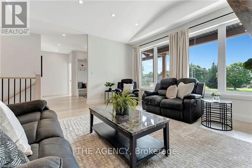 16 St Ladislaus Street, Norfolk, ON - Indoor Photo Showing Living Room