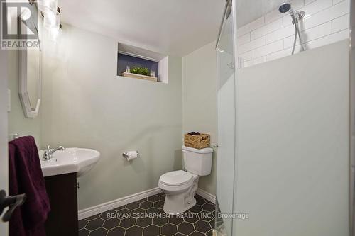 577 Glancaster Road, Hamilton (Airport Employment Area), ON - Indoor Photo Showing Bathroom