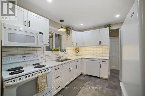 577 Glancaster Road, Hamilton (Airport Employment Area), ON - Indoor Photo Showing Kitchen With Double Sink