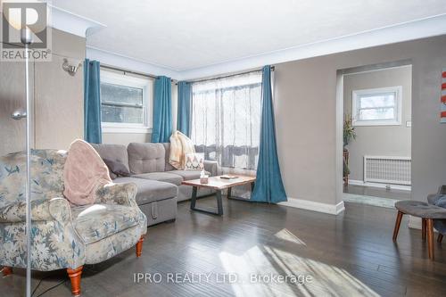 74 Pinelands Avenue, Hamilton (Lakeshore), ON - Indoor Photo Showing Living Room