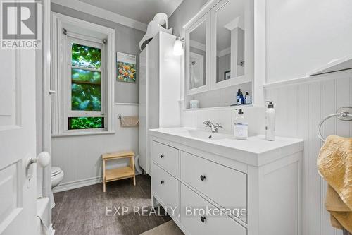 79-81 Oxford Street, Guelph (Exhibition Park), ON - Indoor Photo Showing Bathroom