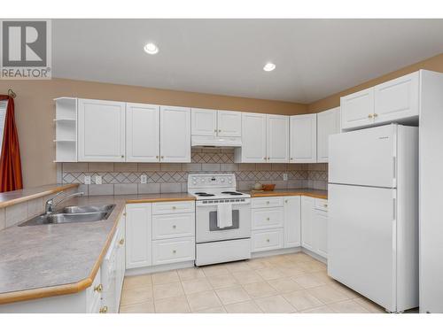 3425 East Boundary Road Unit# 15, West Kelowna, BC - Indoor Photo Showing Kitchen With Double Sink