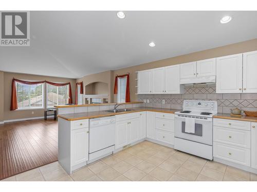 3425 East Boundary Road Unit# 15, West Kelowna, BC - Indoor Photo Showing Kitchen With Double Sink