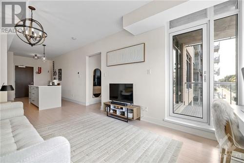 88 Richmond Road Unit#409, Ottawa, ON - Indoor Photo Showing Living Room