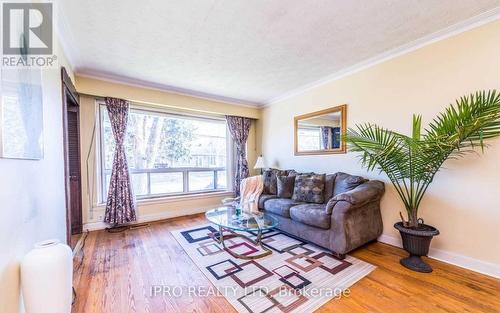 8 Virgilwood Drive, Toronto (Westminster-Branson), ON - Indoor Photo Showing Living Room