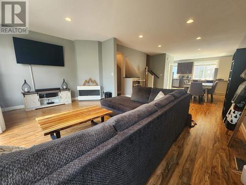 7674 Creekside Way, Prince George, BC - Indoor Photo Showing Living Room