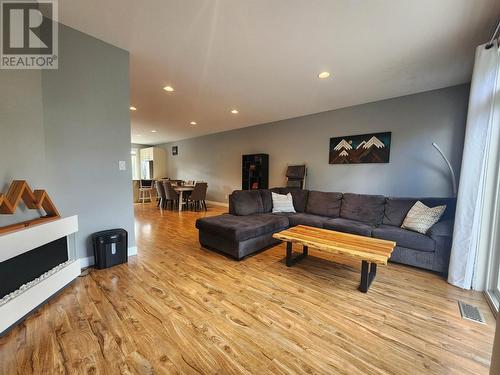 7674 Creekside Way, Prince George, BC - Indoor Photo Showing Living Room