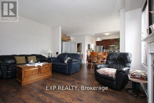 1335 Langley Circle, Oshawa, ON - Indoor Photo Showing Living Room