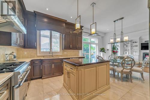 33 Brookgreene Crescent, Richmond Hill, ON - Indoor Photo Showing Kitchen With Upgraded Kitchen