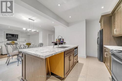 33 Brookgreene Crescent, Richmond Hill, ON - Indoor Photo Showing Kitchen With Upgraded Kitchen