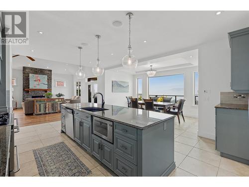 750 Marin Crescent, Kelowna, BC - Indoor Photo Showing Kitchen With Upgraded Kitchen