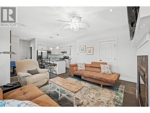 750 Marin Crescent, Kelowna, BC - Indoor Photo Showing Living Room