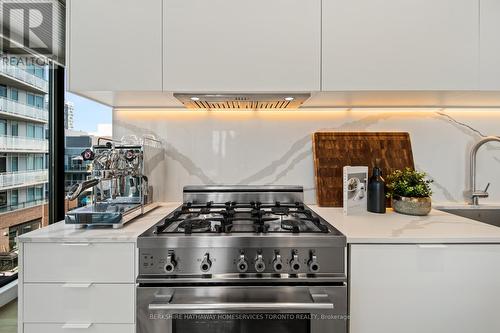 725 - 90 Broadview Street, Toronto (South Riverdale), ON - Indoor Photo Showing Kitchen