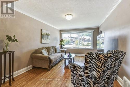 61 Danforth Road, Toronto (Oakridge), ON - Indoor Photo Showing Living Room