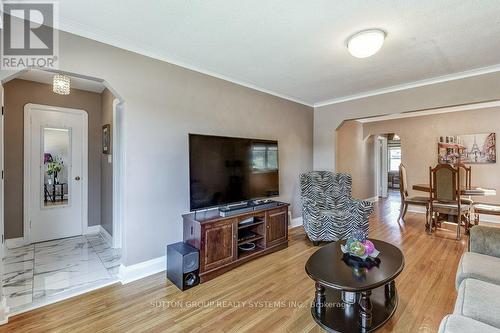 61 Danforth Road, Toronto, ON - Indoor Photo Showing Living Room