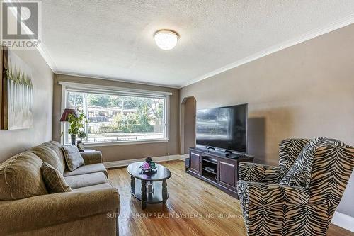 61 Danforth Road, Toronto (Oakridge), ON - Indoor Photo Showing Living Room