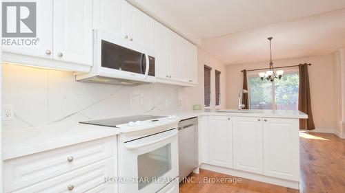 2964 Jackson Drive, Burlington, ON - Indoor Photo Showing Kitchen