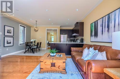 5414 Bellaggio Crescent, Mississauga, ON - Indoor Photo Showing Living Room