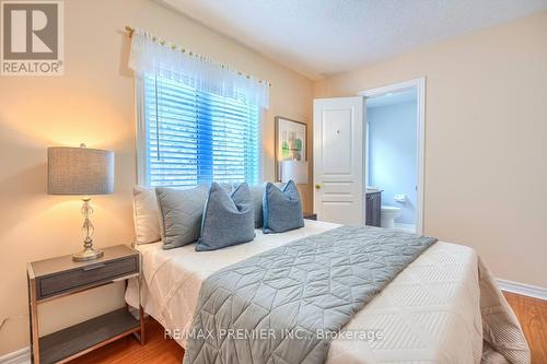 5414 Bellaggio Crescent, Mississauga, ON - Indoor Photo Showing Bedroom