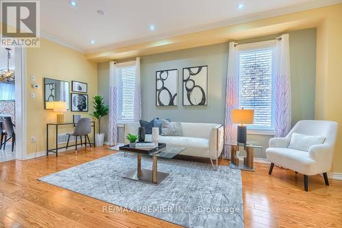 5414 Bellaggio Crescent, Mississauga, ON - Indoor Photo Showing Living Room