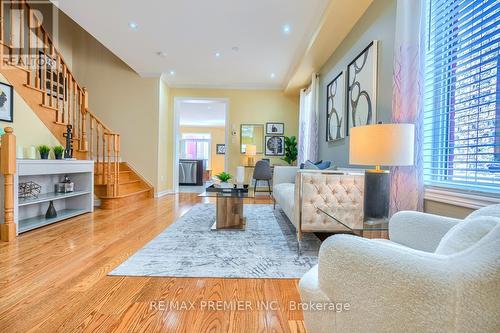 5414 Bellaggio Crescent, Mississauga, ON - Indoor Photo Showing Living Room