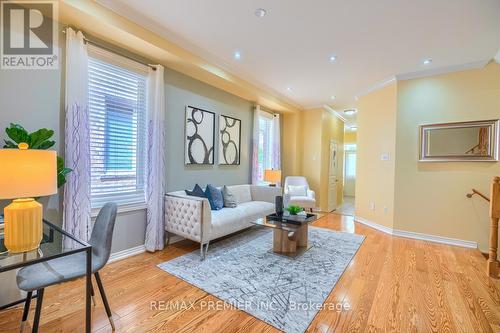 5414 Bellaggio Crescent, Mississauga, ON - Indoor Photo Showing Living Room