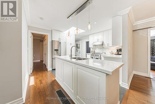 4030 Grapehill Avenue, Burlington (Shoreacres), ON - Indoor Photo Showing Kitchen With Double Sink With Upgraded Kitchen