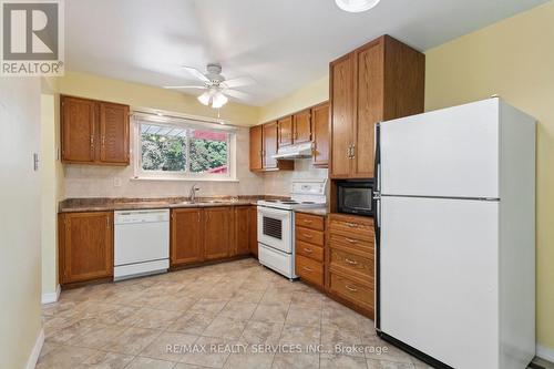 6 Caledon Crescent, Brampton (Brampton East), ON - Indoor Photo Showing Kitchen