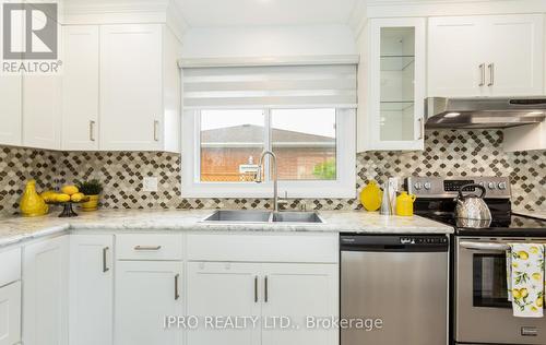 7021 Whitman Avenue, Niagara Falls, ON - Indoor Photo Showing Kitchen With Double Sink With Upgraded Kitchen