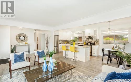 7021 Whitman Avenue, Niagara Falls, ON - Indoor Photo Showing Living Room