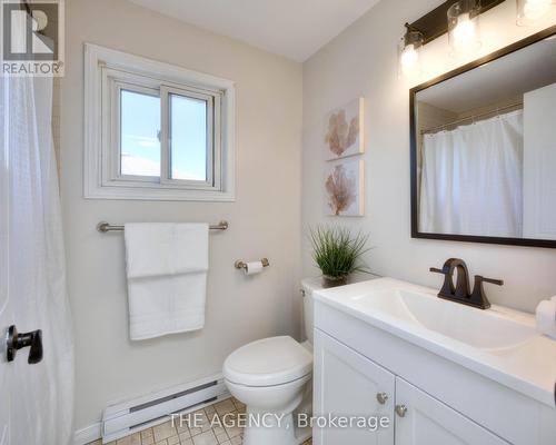 807 Elgin Street N, Cambridge, ON - Indoor Photo Showing Bathroom