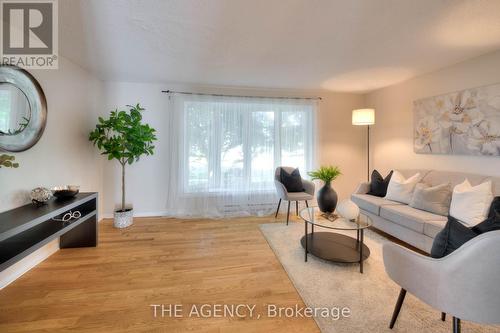 807 Elgin Street N, Cambridge, ON - Indoor Photo Showing Living Room