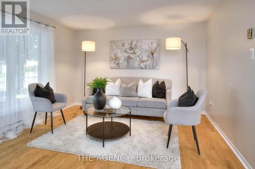 807 Elgin Street N, Cambridge, ON - Indoor Photo Showing Living Room