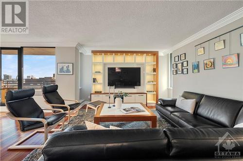 71 Somerset Street W Unit#1705, Ottawa, ON - Indoor Photo Showing Living Room