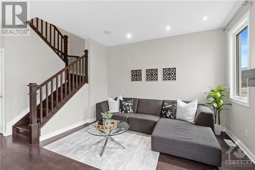 206 Mission Trail Crescent, Ottawa, ON - Indoor Photo Showing Living Room