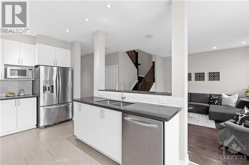 206 Mission Trail Crescent, Ottawa, ON - Indoor Photo Showing Kitchen With Double Sink With Upgraded Kitchen