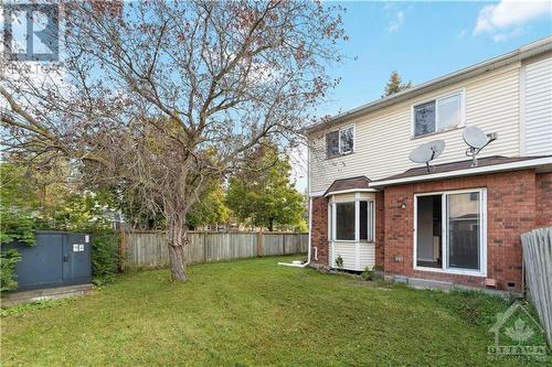 fenced rear yard - 127 Woodbury Crescent, Ottawa, ON - Outdoor