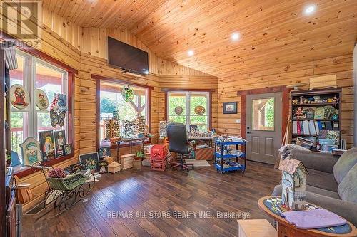 177 Ellwood Crescent, Galway-Cavendish And Harvey, ON - Indoor Photo Showing Living Room