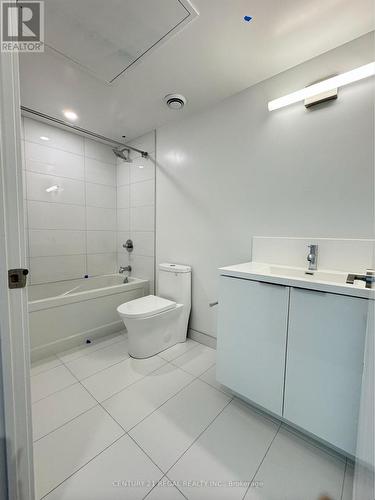 402 - 238 Simcoe Street, Toronto (Kensington-Chinatown), ON - Indoor Photo Showing Bathroom