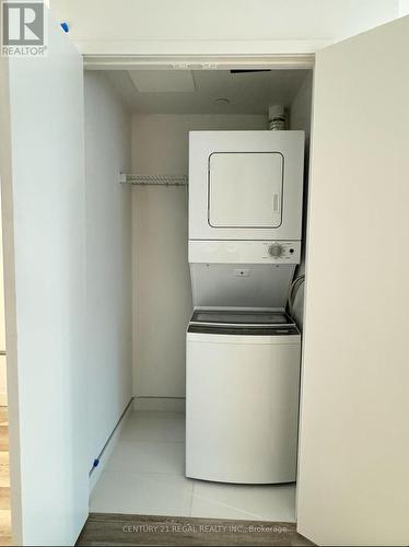 402 - 238 Simcoe Street, Toronto (Kensington-Chinatown), ON - Indoor Photo Showing Laundry Room