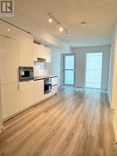 402 - 238 Simcoe Street, Toronto (Kensington-Chinatown), ON - Indoor Photo Showing Kitchen