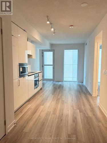 402 - 238 Simcoe Street, Toronto (Kensington-Chinatown), ON - Indoor Photo Showing Kitchen