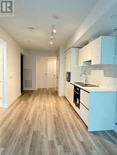 402 - 238 Simcoe Street, Toronto (Kensington-Chinatown), ON - Indoor Photo Showing Kitchen